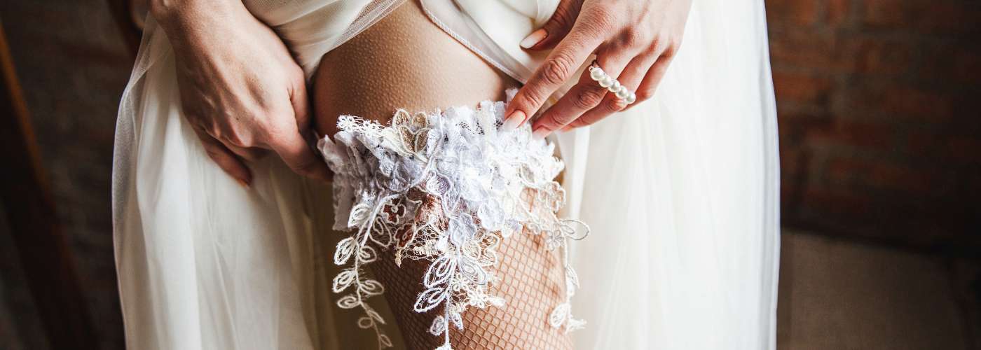 How To Wear A Wedding Garter