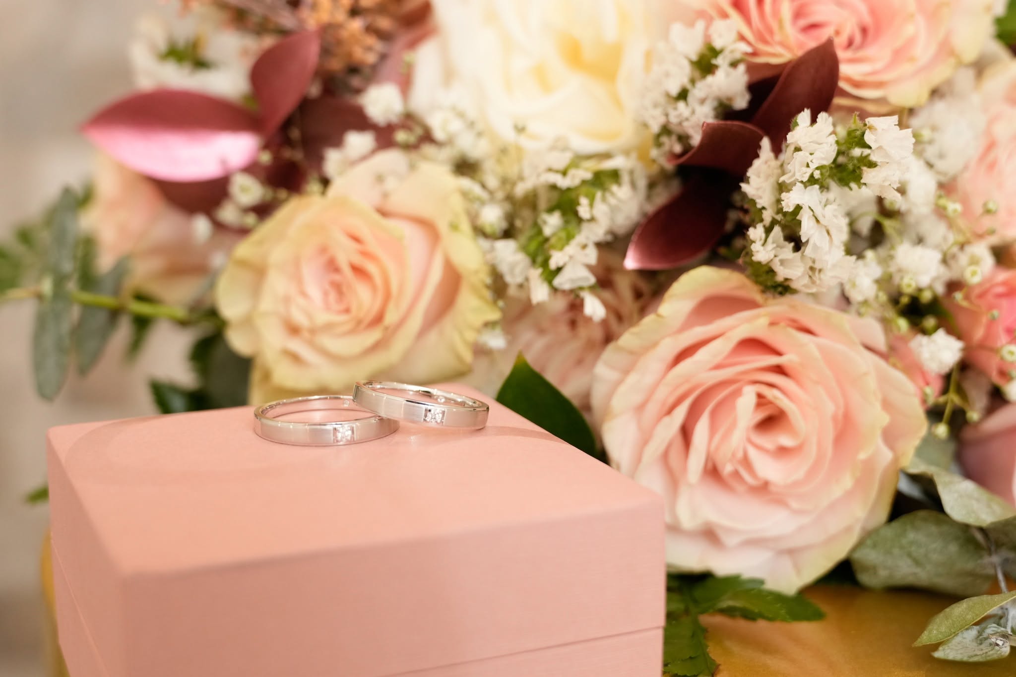 Wedding rings with pink roses